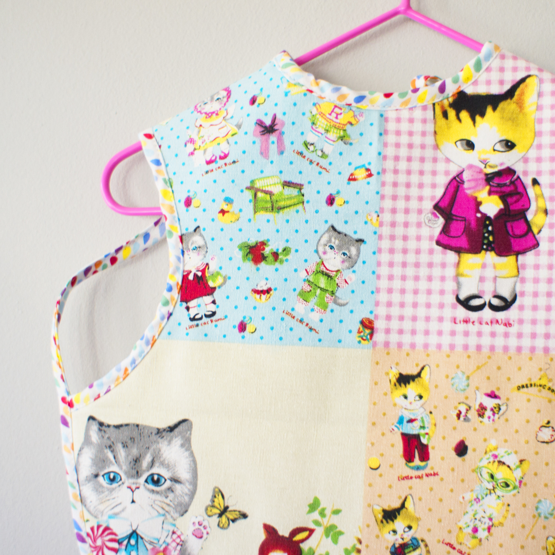 Baby bib apron with cat print cotton linen front with absorbent felt back suitable for children aged 6 months to 4 years old.